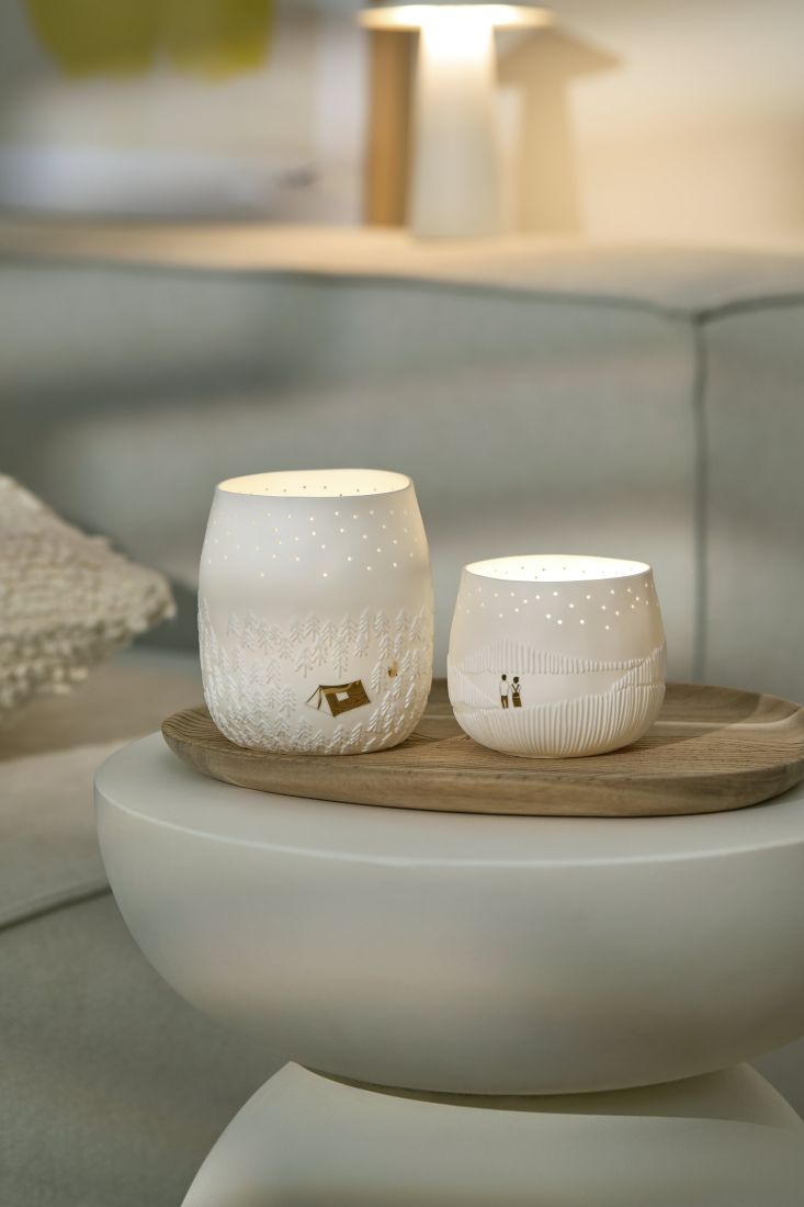 Poetisches räder Windlicht Bildergeschichten als stimmungsvolle Dekoration auf einem Nachttisch