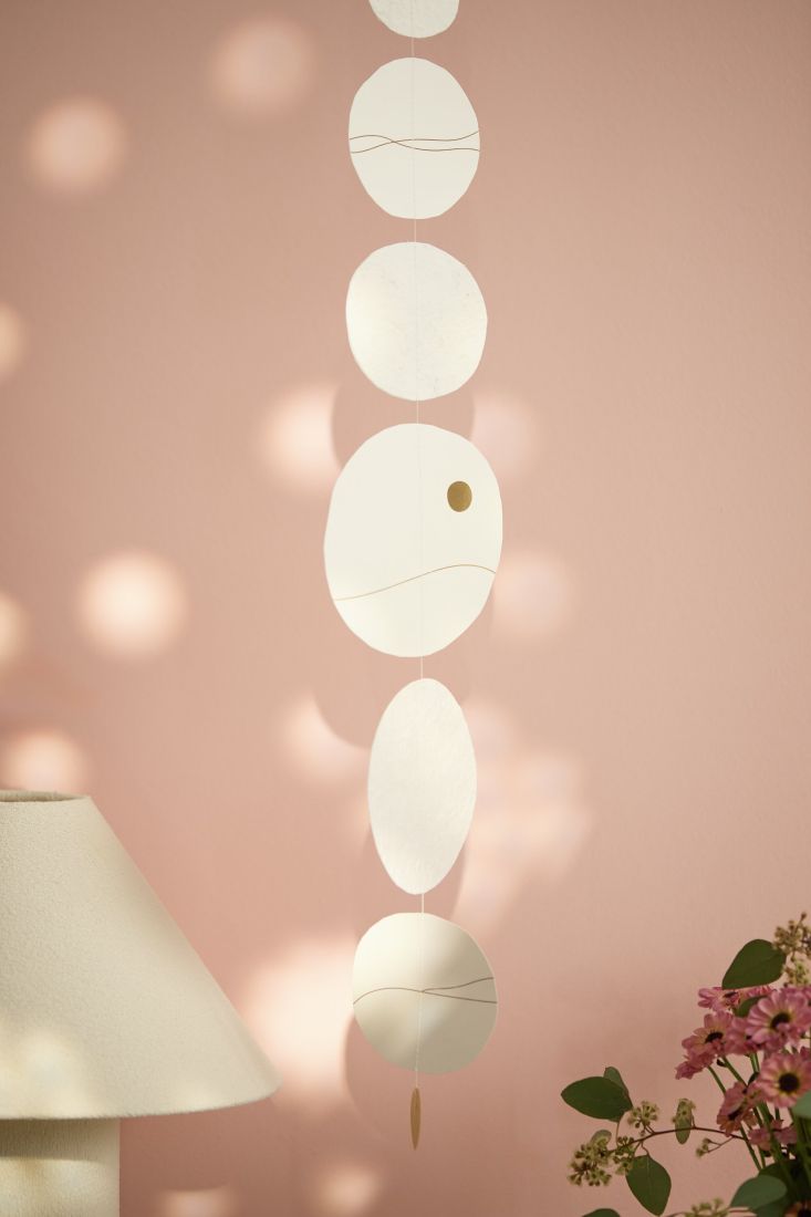Die räder Dekokette Schneebälle elegant als winterliche Wanddekoration im Wohnzimmer arrangiert
