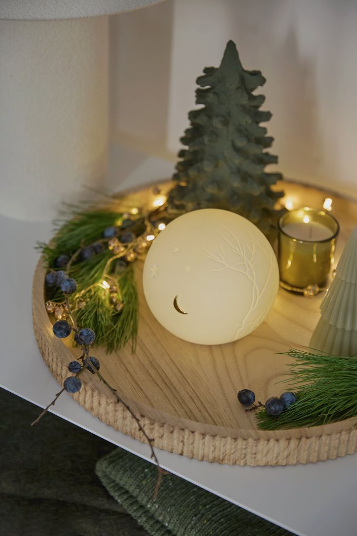 Stimmungsvoll leuchtende weiße Porzellan-Kugelleuchte Winternacht von räder mit goldenem Dekal und feinem Tief-Relief