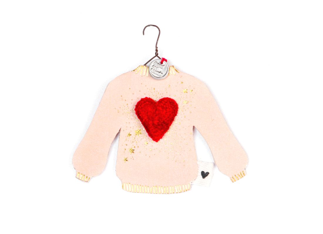 Süßer Anhänger Winterpulli Herz von Good old friends: Rosa Papp-Pullover an einem Drahtkleiderbügel mit rotem Pompom-Herz und Goldakzenten