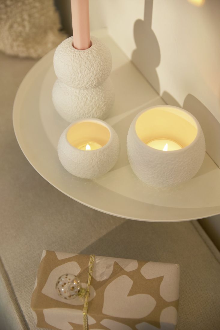 räder Porzellan Teelichthalter Lichtchen Schneekugel als feine Winterdekoration auf einem Tisch