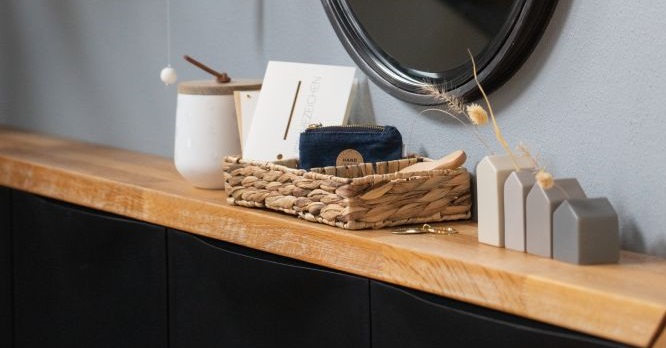 Sideboard mit Vasen