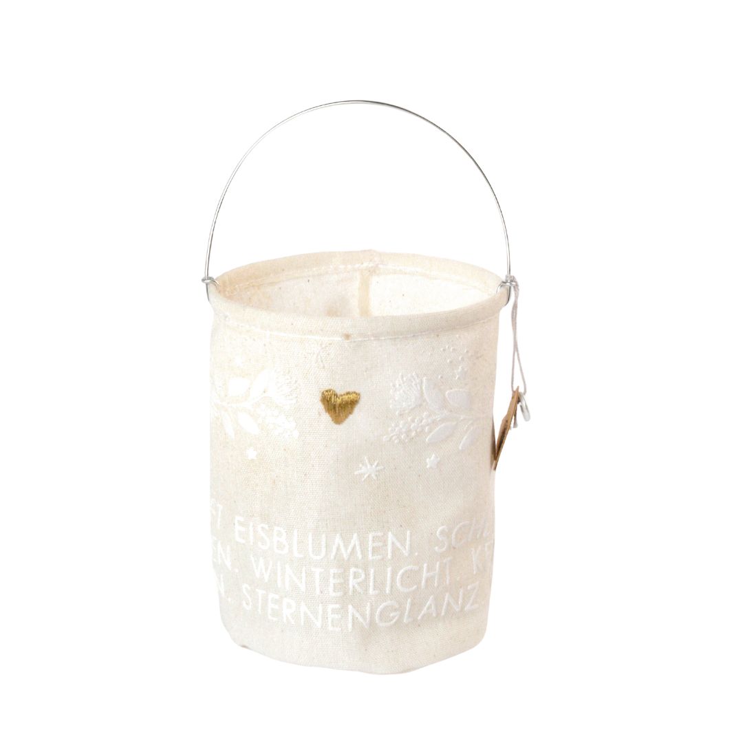 Winter Laterne Herzkranz von Good old friends aus beflockter cremeweißer Baumwolle mit weißem Pflanzenkranz, gold gesticktem Herz, Schriftzug Eisblumen Winterlicht und Drahtbügel