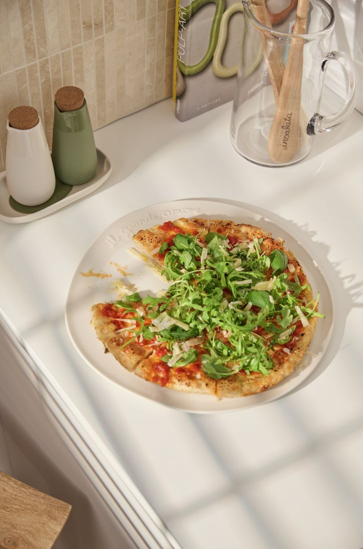 Gedeckter Tisch mit dem räder il grande amore Teller und italienischen Köstlichkeiten