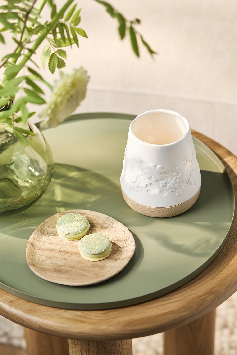 porzellanvase, weiße tasse, holztable, grüne macaron, dekorative schale