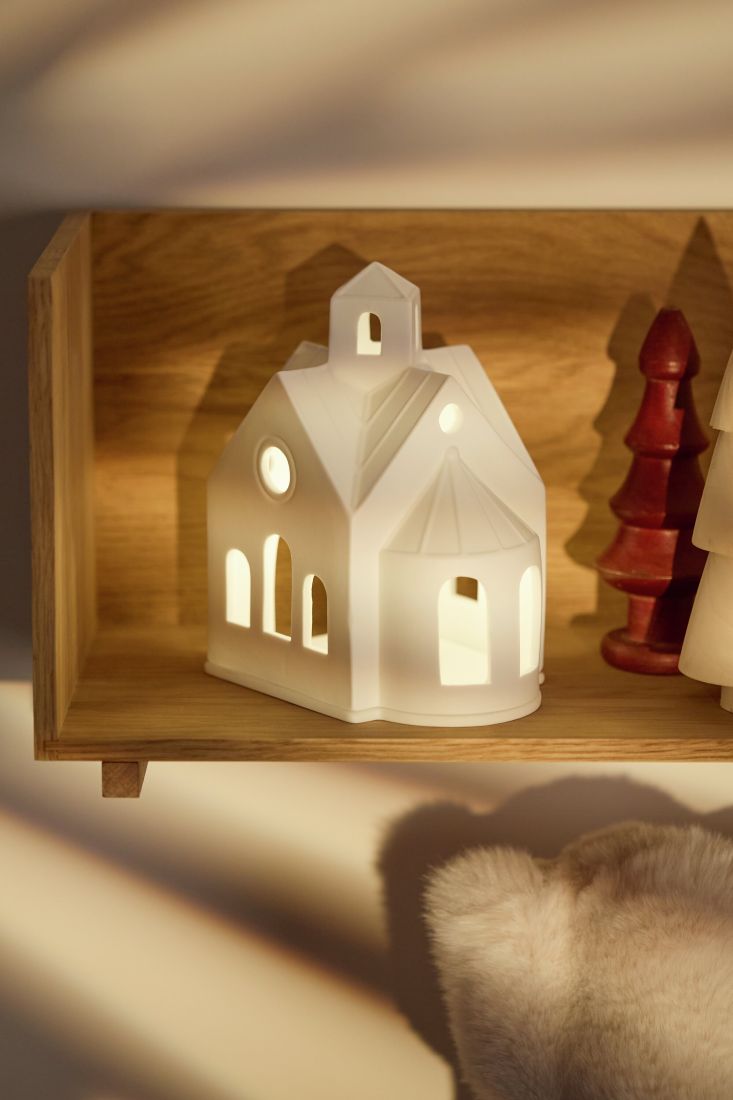 Warm leuchtendes räder Porzellan-Lichthaus Bergkapelle in einer gemütlichen Wohnzimmerdekoration