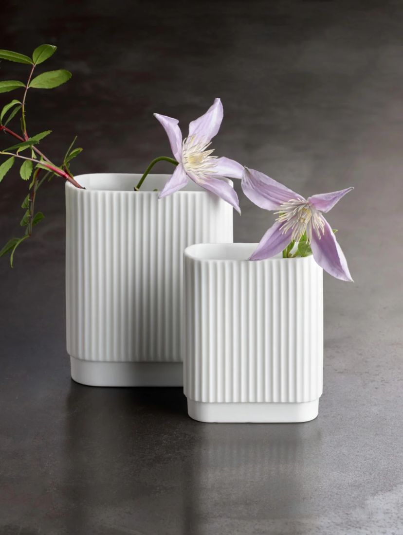 Kleine ASA Art Déco Blumenvase mit einer einzelnen Blüte arrangiert