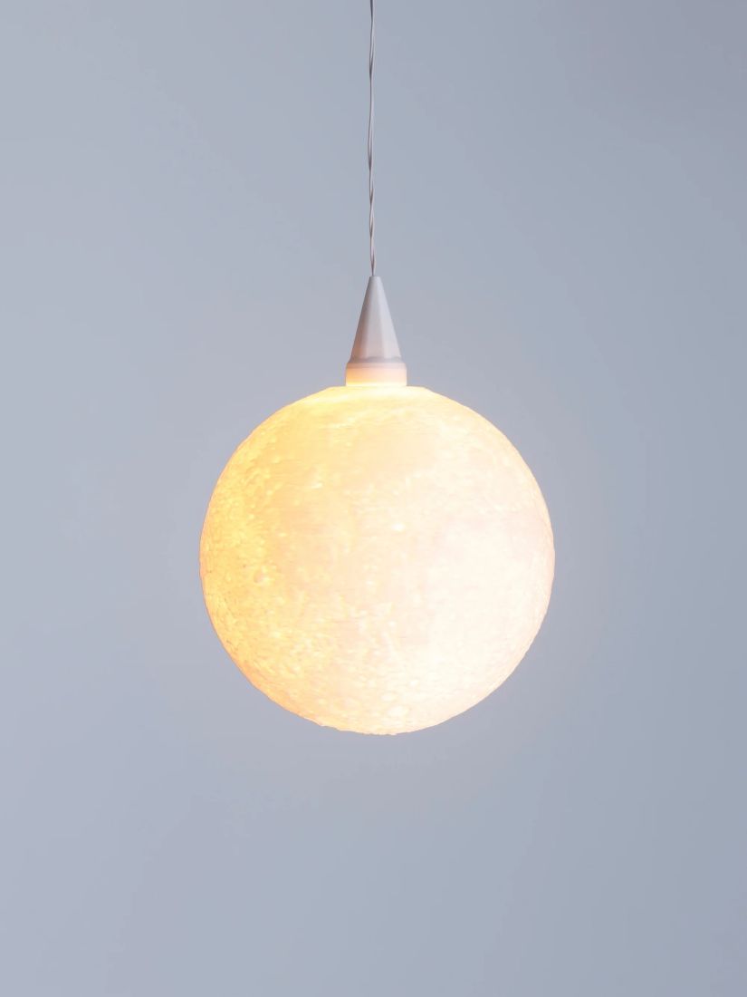 Weißer InnoCreo Lampenschirm Mond mit stilisierten Kratern und 10 cm Durchmesser auf einer LED-Aufhängung