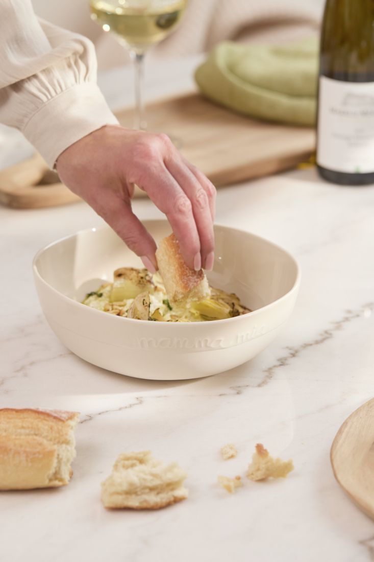 Serviervorschlag für die räder Schale mamma mia mit frischer Pasta und Basilikum