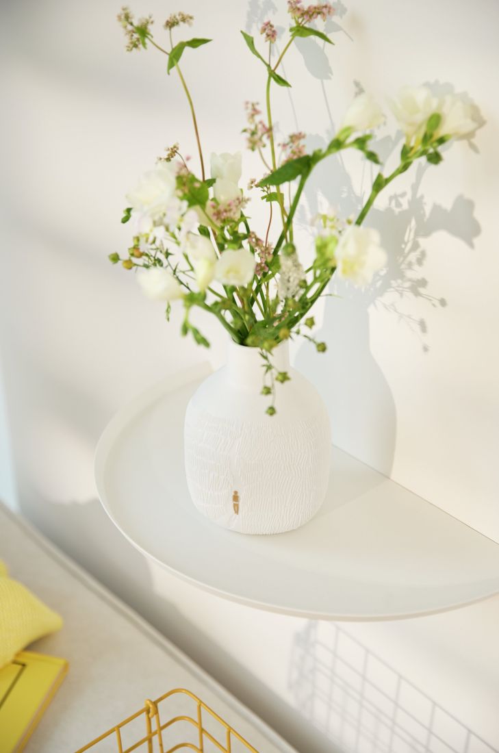 räder Vase Bildergeschichten 15 cm mit Blumen auf einem modern gedeckten Tisch
