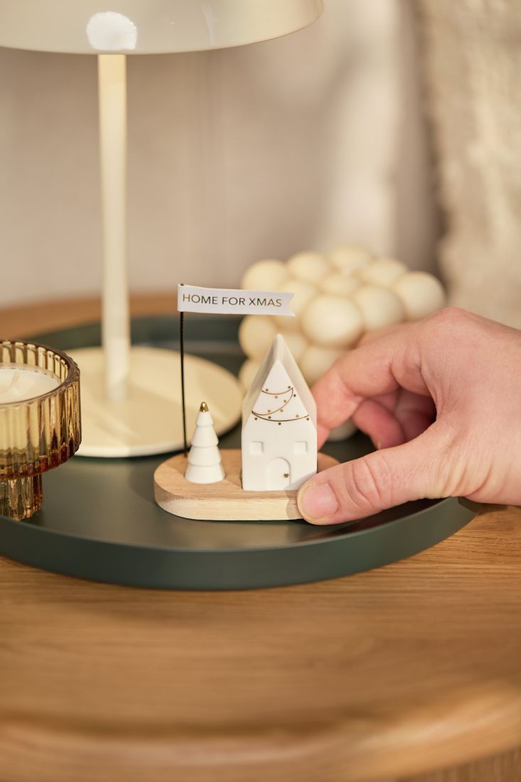 Weihnachtsdeko, Miniaturhaus, Holzplattform, Weihnachtsbaum, Dekofigur