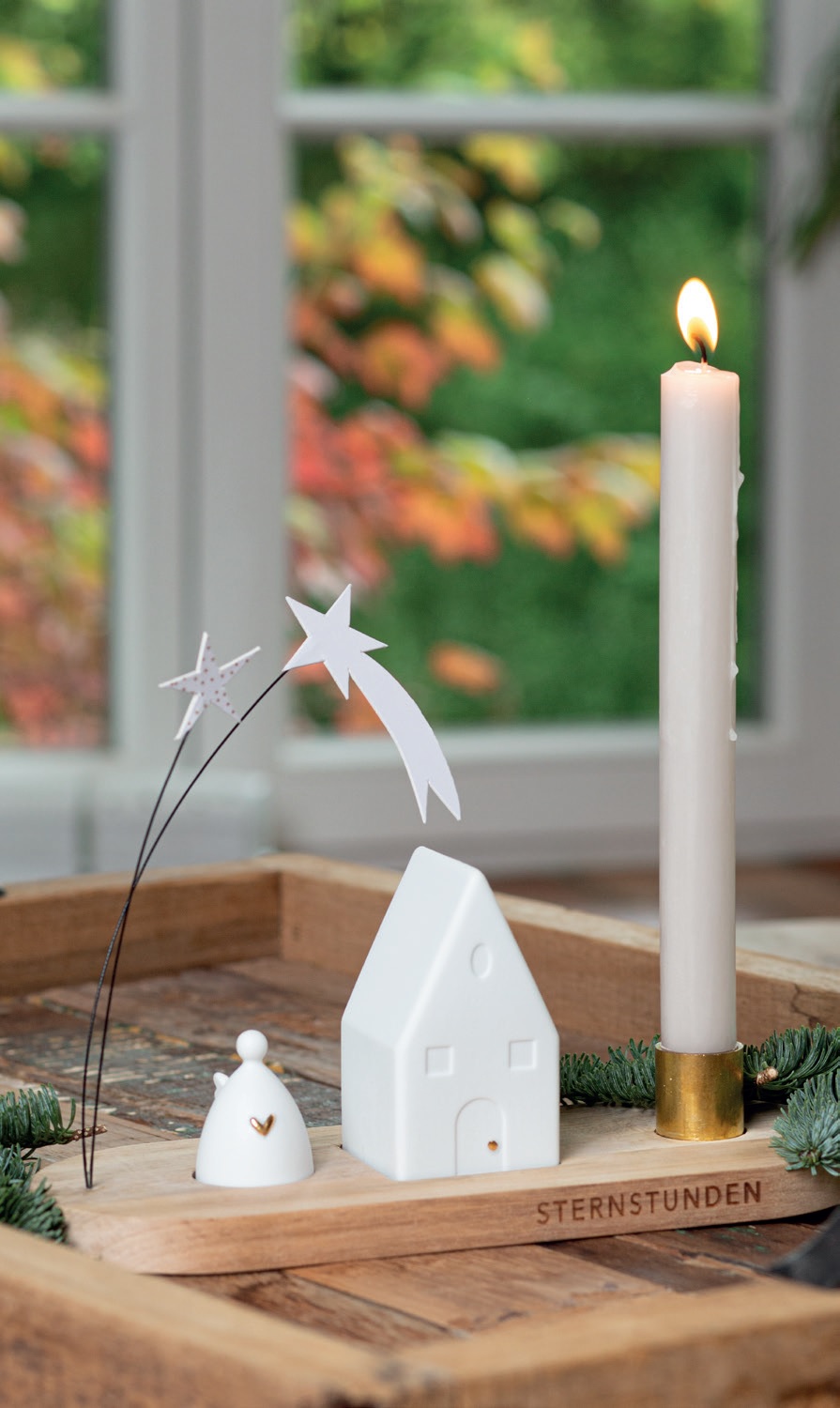 Räder Design „Winterstadt Haus“ – Kerzenhalter auf Holztablett