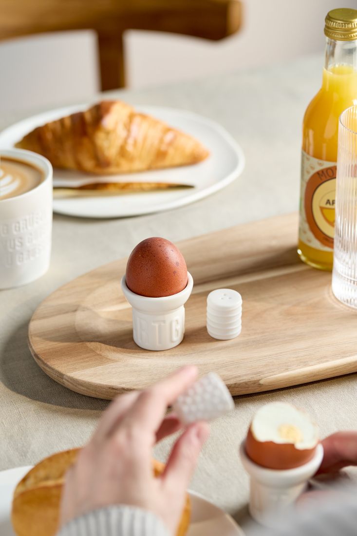 Eier, Eierbecher, Tischsetup, Frühstück, Getränkeflasche