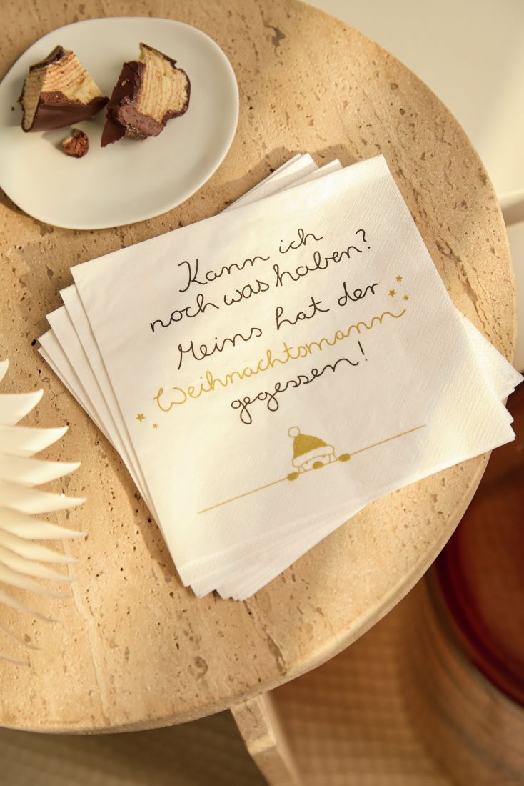 Humorvolle räder Lunchserviette dekorativ gefaltet auf einem Weihnachtsteller beim Festtagsessen