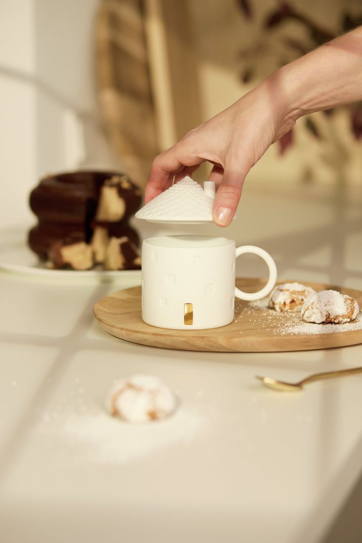 Kaffeetasse mit abnehmbaren Deckel in Hausform weiss