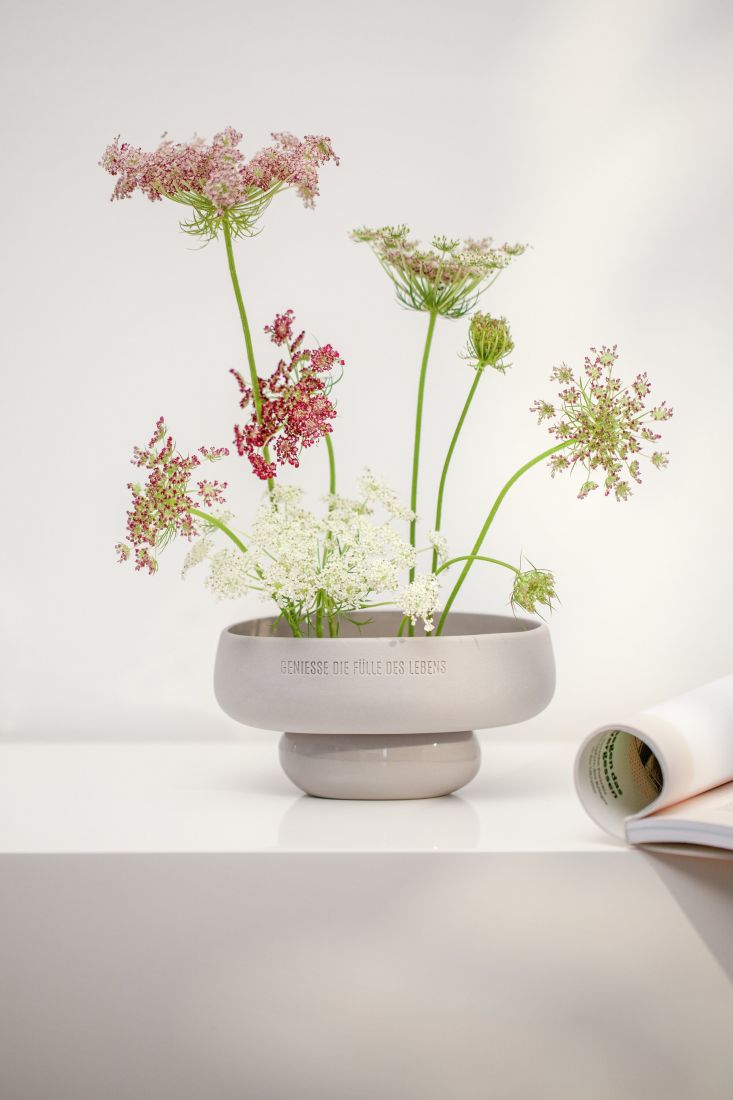 Dekorative räder Schale Naturelemente auf einem gedeckten Tisch als Obstschale oder Gebäckschale