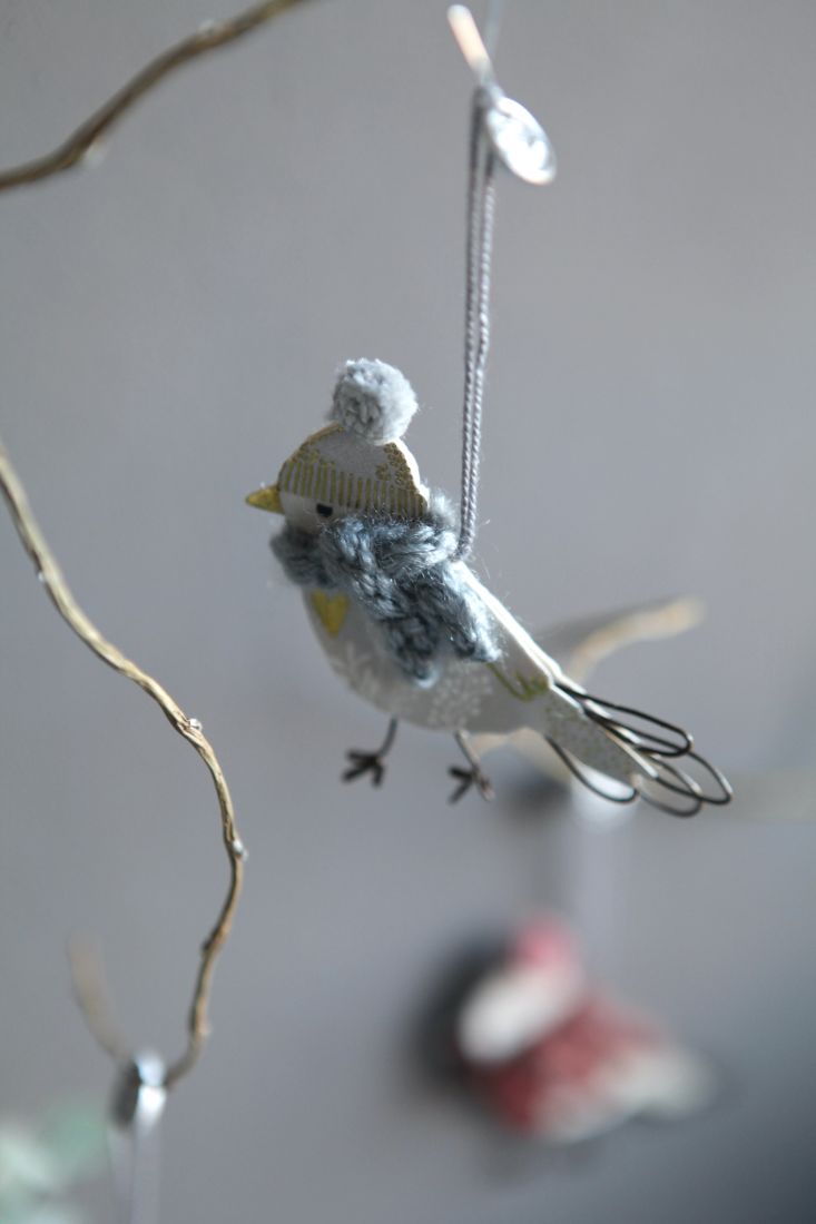 Der Mini Wintervogel Herz gold von Good old friends dekorativ an einem Zweig hängend