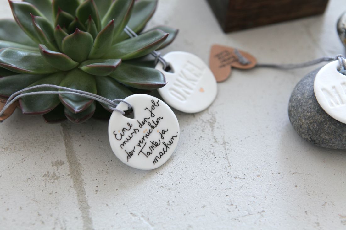 Nahaufnahme der glasierten Rückseite des Good old friends Familientalers mit dem Schriftzug 'Eine muss den Job der verrückten Tante ja machen'