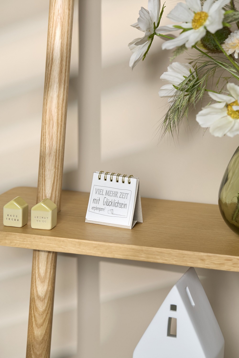Mini-Kalender, Blumen, Holzregal, Keramikhaus, Tischdeko