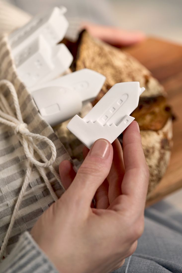 Miniatur Häuschen als Geschenk arrangiert zum Einzug