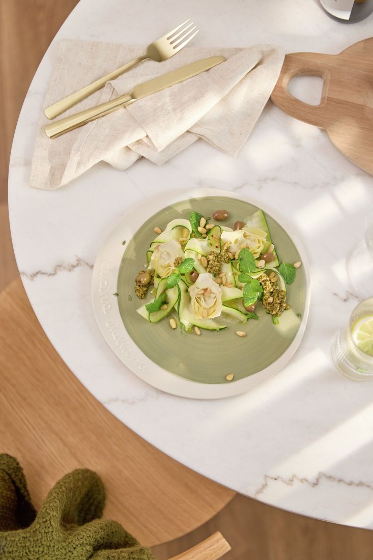 Gedeckter Tisch mit dem räder cucina italiana  Teller und italienischen Köstlichkeiten