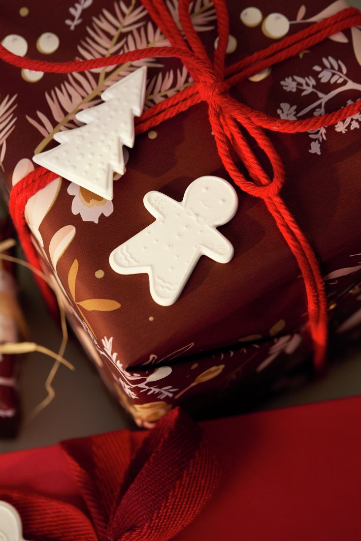 Weihnachtsgeschenk, Verpackung, Rotes Geschenkband, Weihnachtsmotiv, Lebkuchenfigur