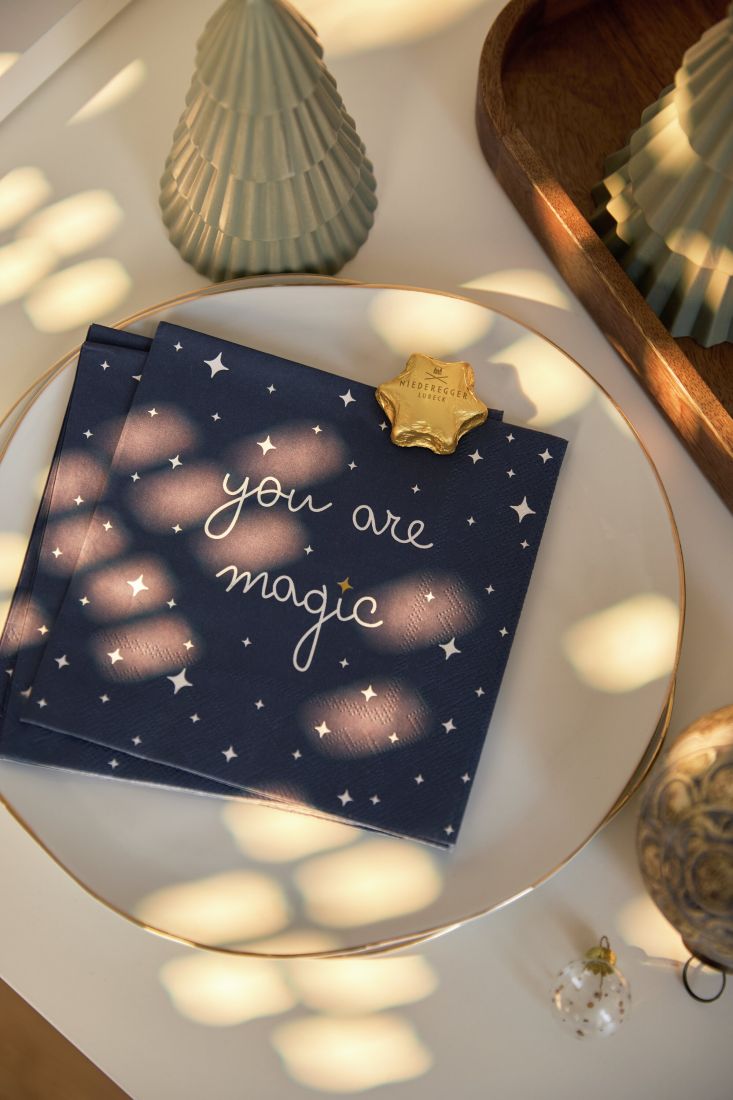 Stilvoll arrangierte räder Lunchserviette You are magic auf einem elegant gedeckten Wintertisch