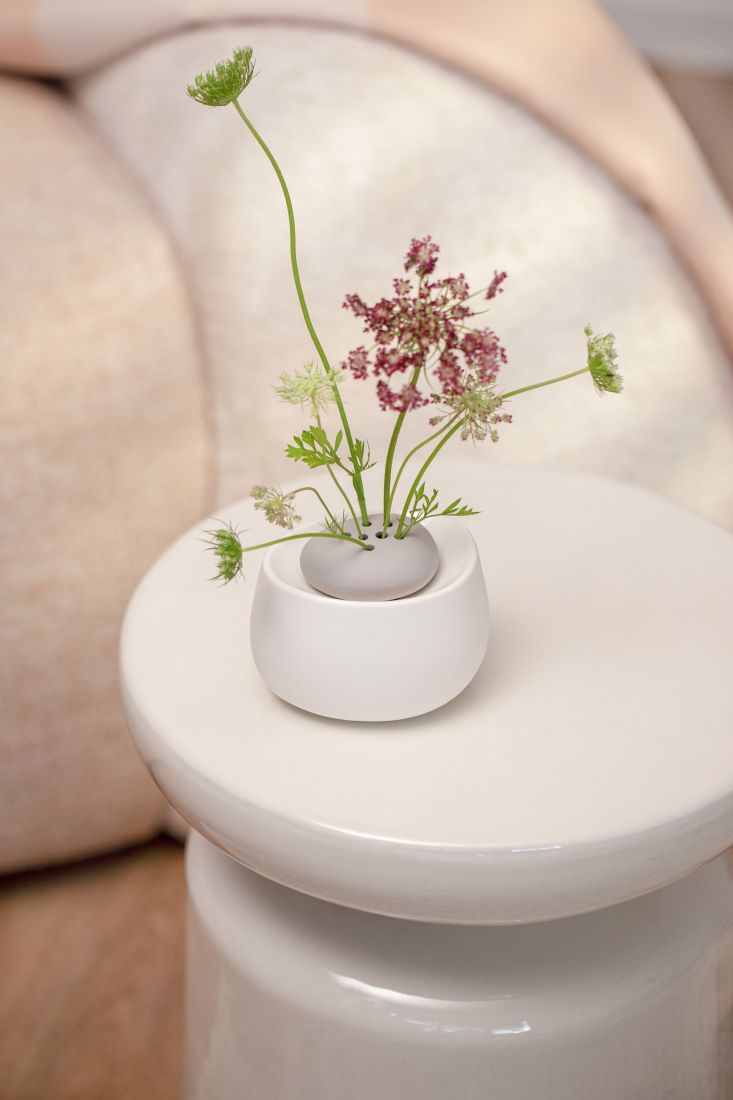 Moderne Tischdeko mit der räder Blumenschale bestückt mit zarten Frühlingsblumen