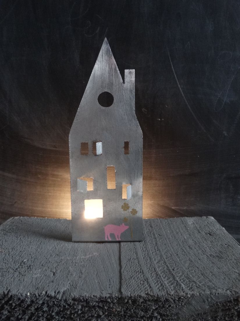 Metalhouse, Papierhaus, Kerzenhalter, Einschnittfenster, Pinkelighting