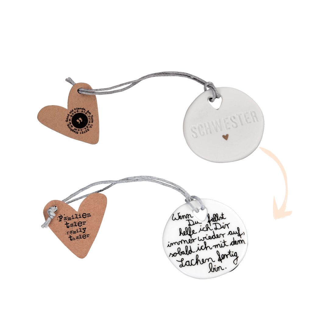 Good old friends Familientaler 'Schwester' aus Porzellan, Ansicht von Vorder- und Rückseite mit goldenem Herz und lustigem Spruch