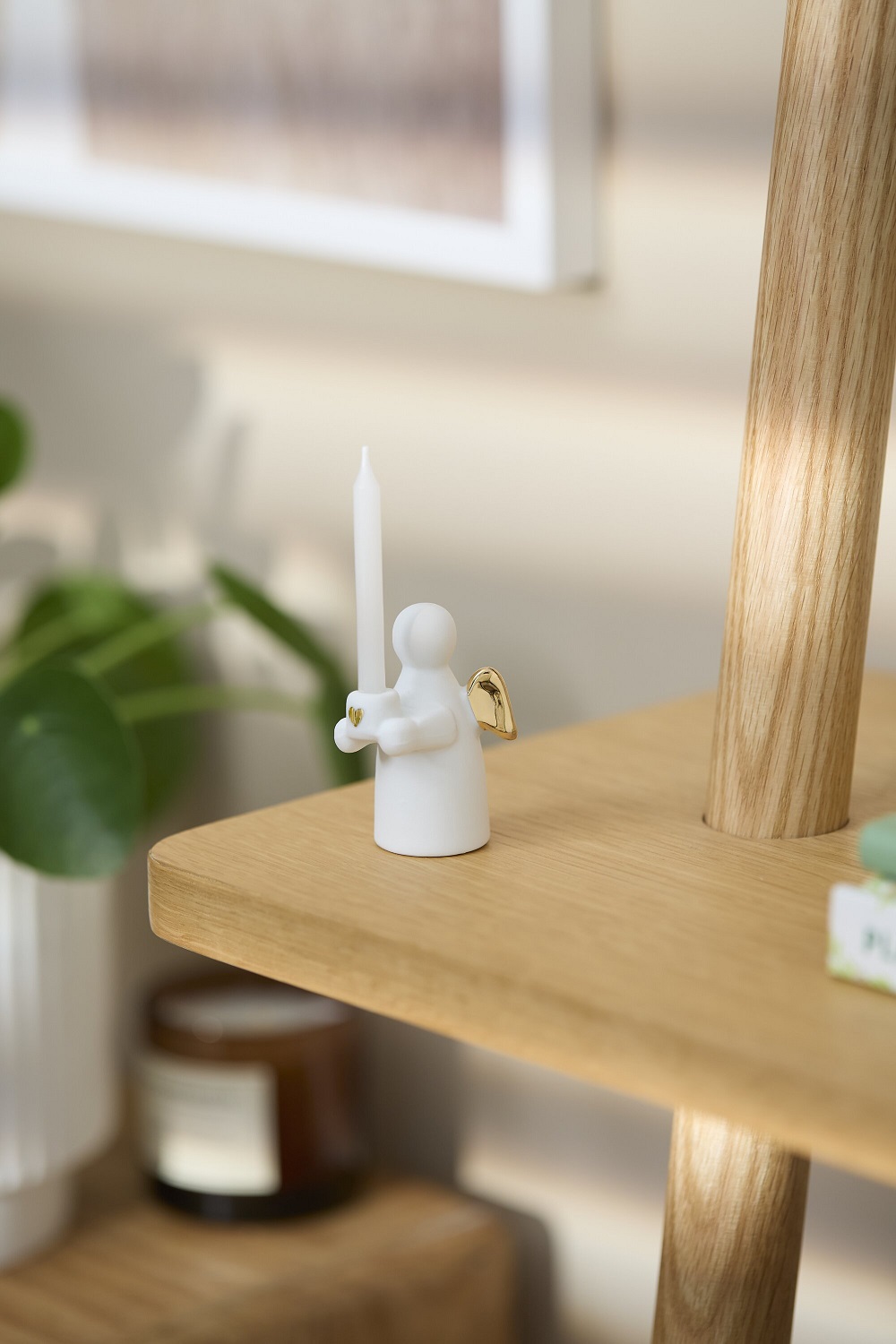 kerzenhalter, engel-figur, weiße-kerze, deko, minimalistische-ornament