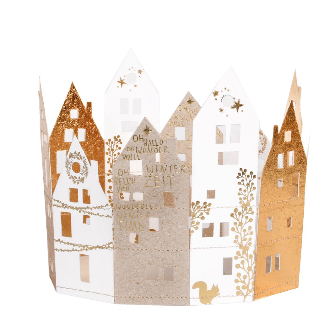 Winter Hauskranz Eichhörnchen Goldweiß von Good old friends aus Pappe mit goldenem Eichhörnchen, Schriftzügen, Ranken und gestanzten Fenstern