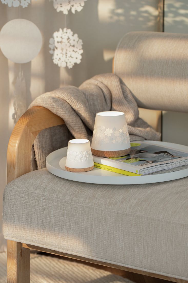 Brennendes räder Herz Windlicht auf gedecktem Tisch als gemütliche Dekoration