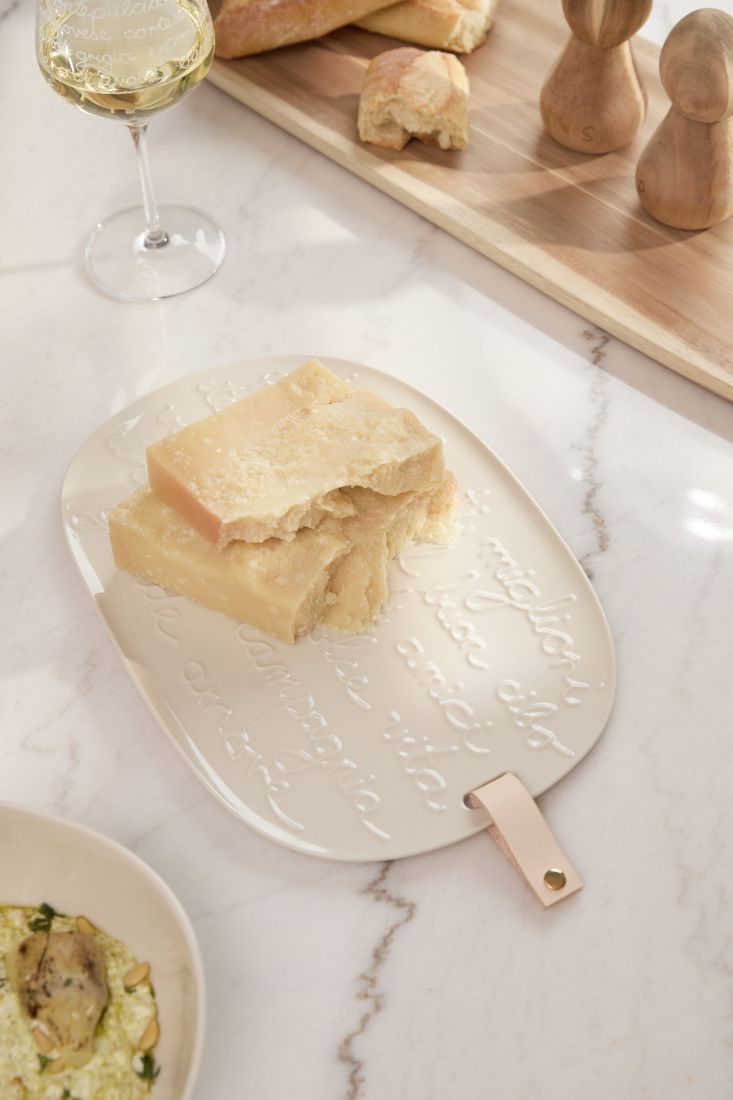 Mediterran dekoriertes Steinzeug-Tablett von räder in einer modernen Küche