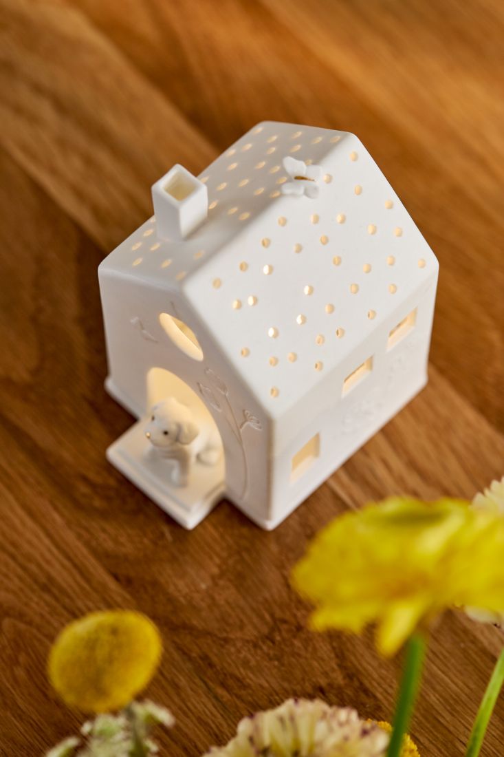 Miniaturhaus, Keramikfigur, weißes Haus, Haus mit Kamin, kleine Szene