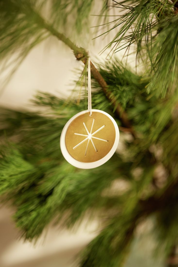 räder Porzellan-Sternenhänger Wunschstern dekoriert an einem stimmungsvollen Winterzweig, Baumschmuck, Ornament, Holzornament, Goldfarben