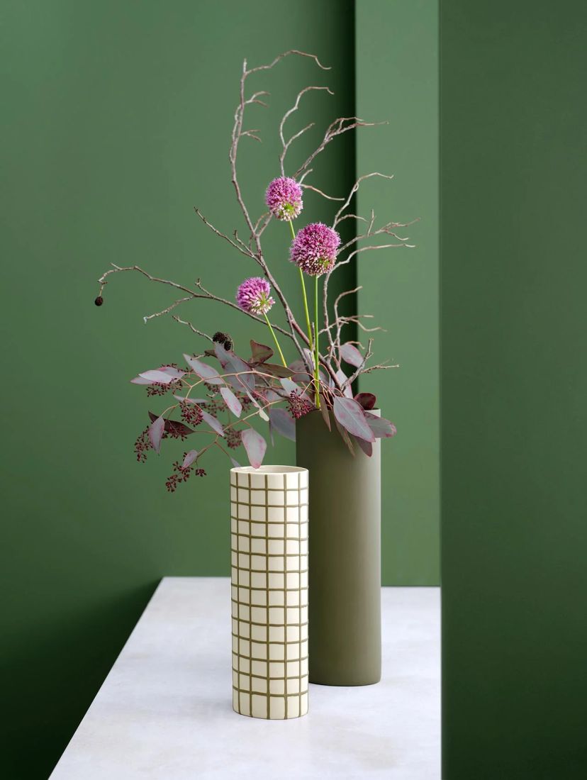 Vase, botanische Dekoration, Rosenknospe, Zweig-Arrangement, Grün