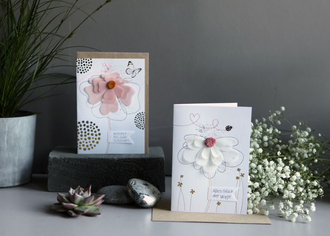 Nahaufnahme der Good old friends Wunschblumenkarte inklusive elegantem Umschlag und Einleger für persönliche Zeilen