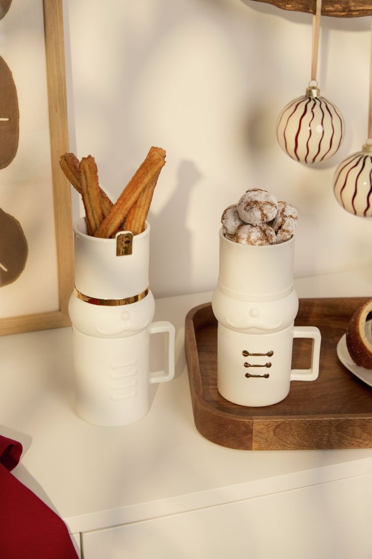 Das zusammengesetzte räder Becher Set Magnus gefüllt mit heißem Kakao und Weihnachtsplätzchen