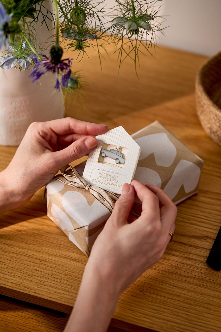 geschenkverpackung, kleine geschenke, geschenktag, kleinmodellauto, holzverpackung