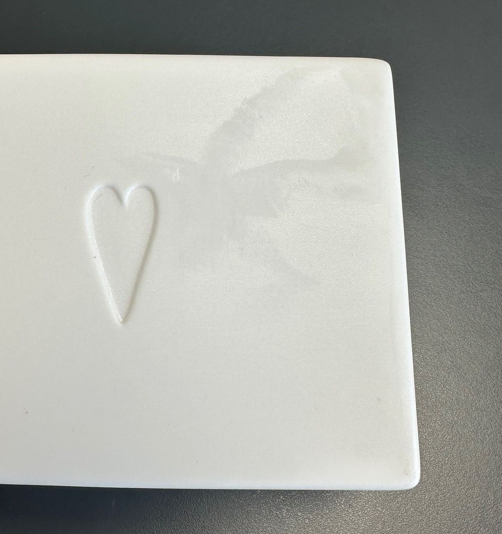 Herz embossiert, weißes Keramik, Teller, eingedrücktes Herz, minimalistisches Design