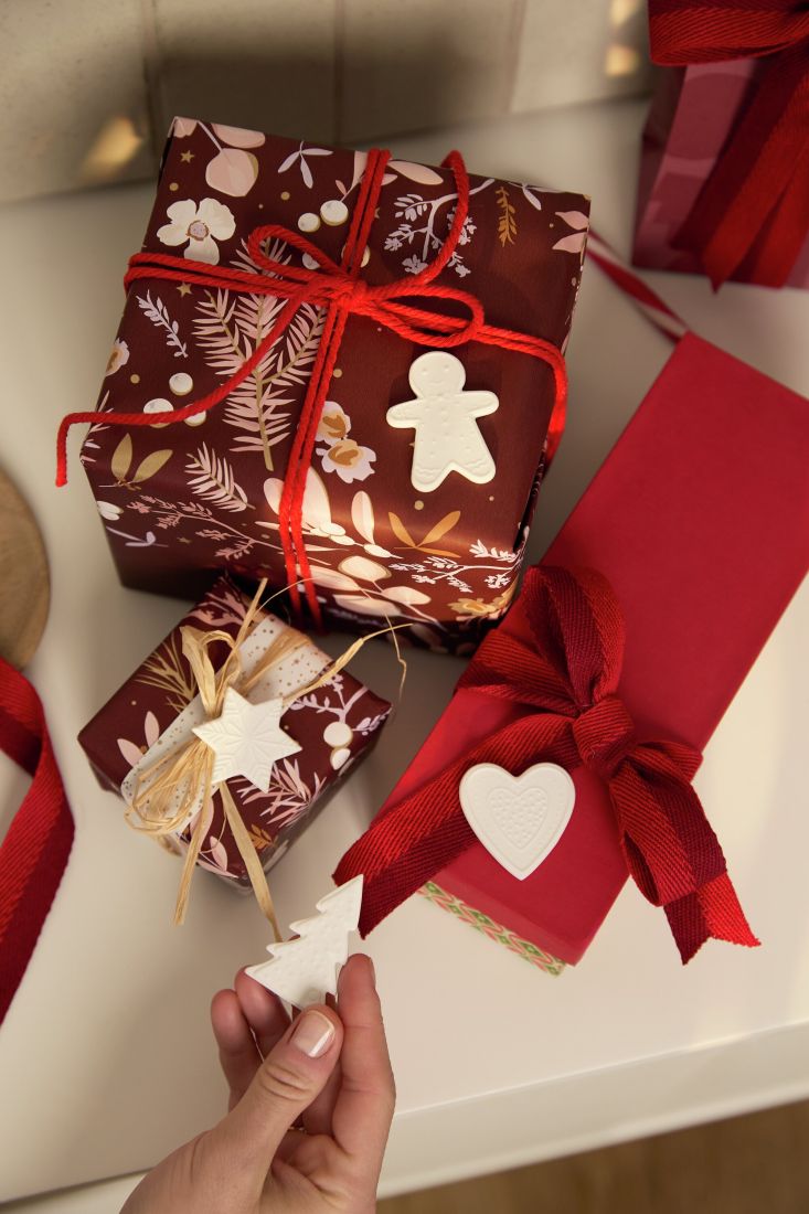räder Porzellan-Lebkuchenfiguren als edle weihnachtliche Tischdeko ausgestreut
