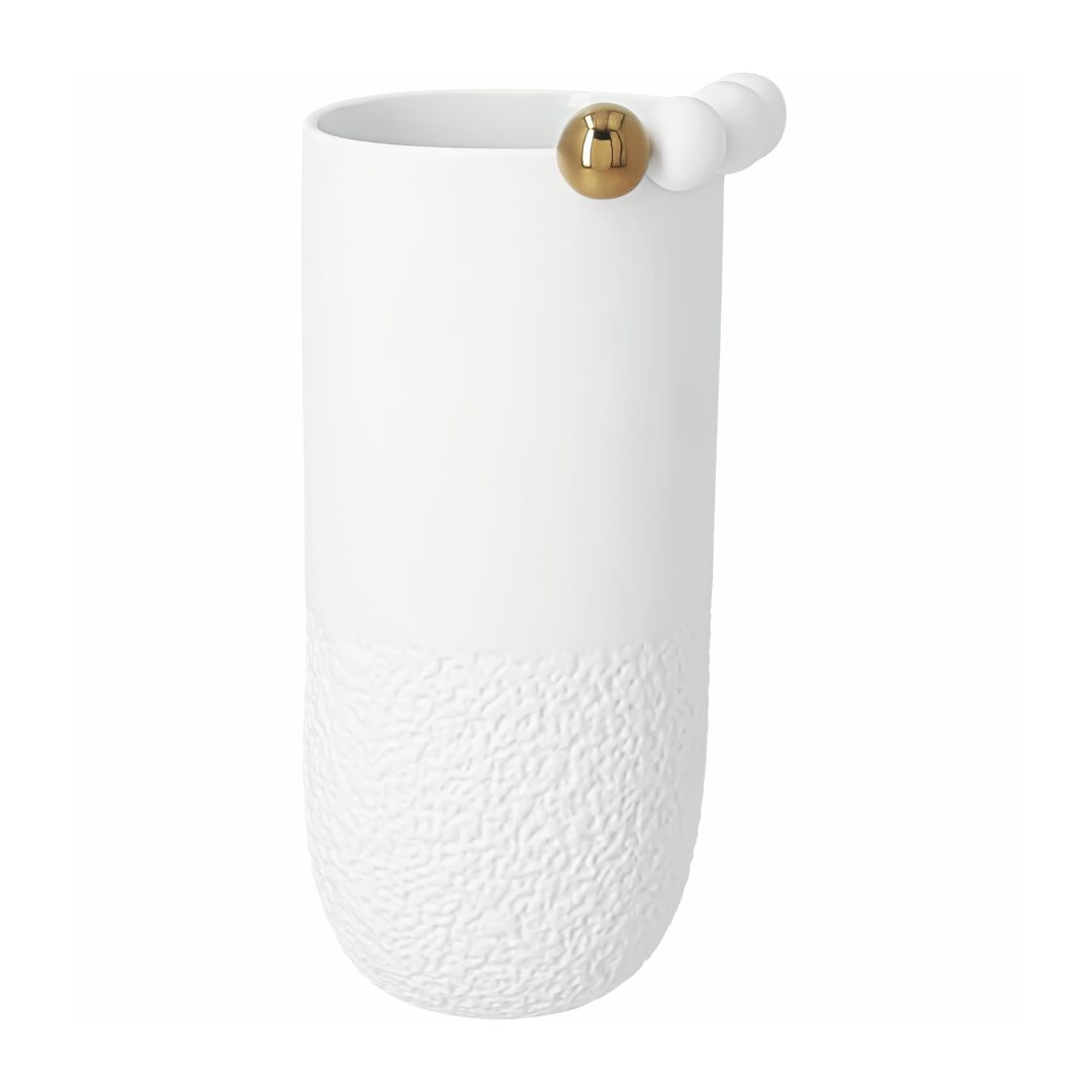 Schlanke weiße Porzellanvase Schnee von räder mit texturiertem Relief am Boden und Applikation aus weißen sowie einer glänzenden goldenen Kugel am oberen Rand