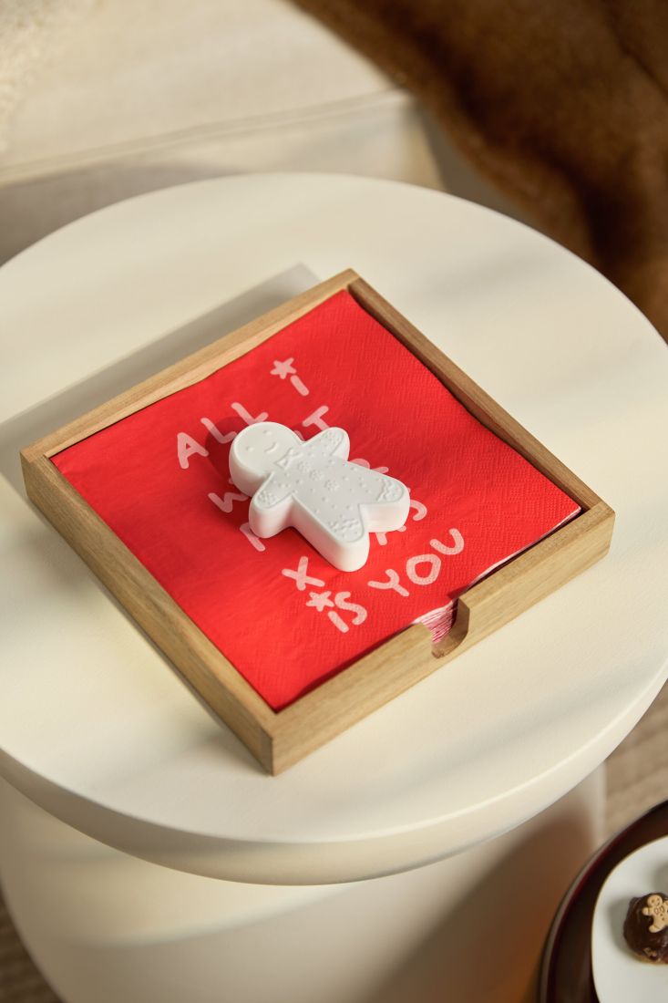 Der räder Serviettenhalter Lebkuchenmännchen gefüllt mit Lunchservietten auf einem festlich dekorierten Weihnachtstisch