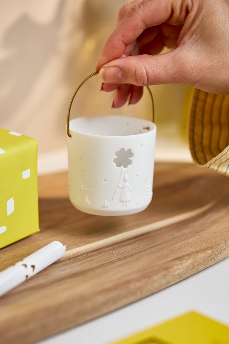 Kleine räder Geschenklaterne Glückstag am eleganten Messinghenkel aufgehängt