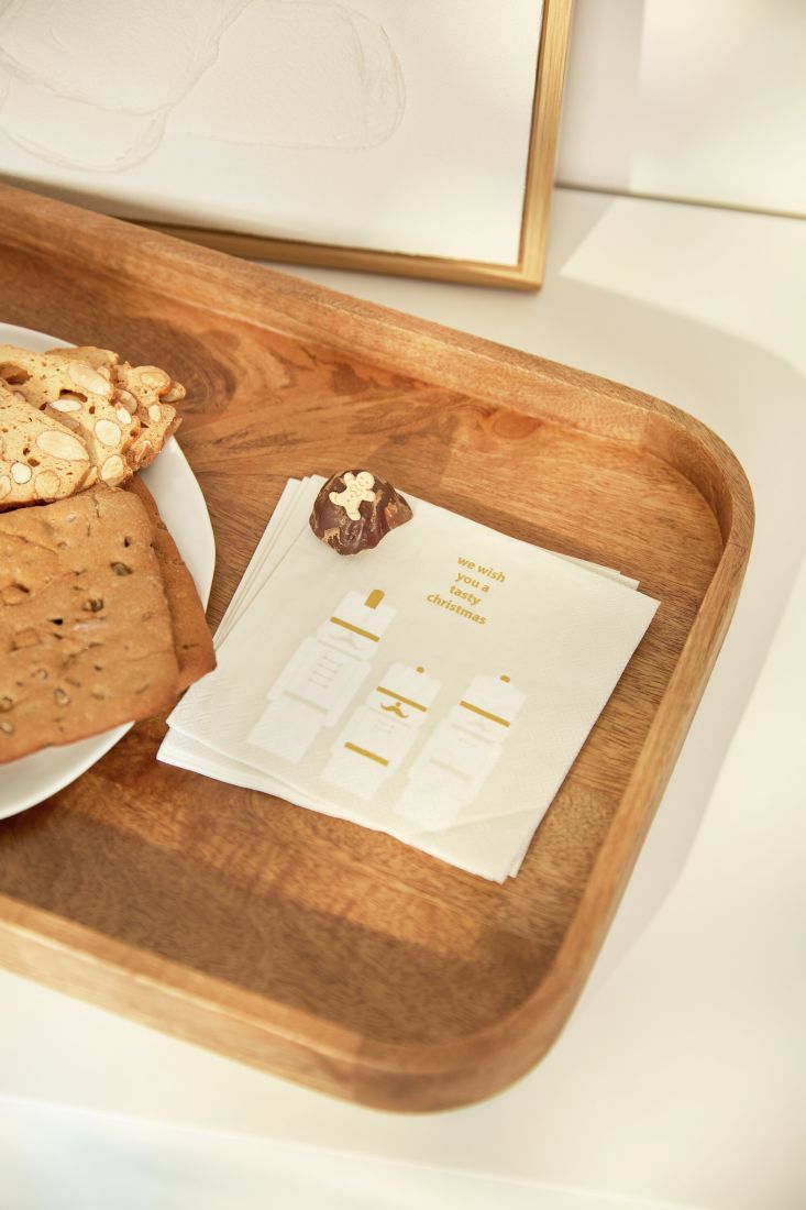 Räder Cocktailservietten mit Nussknackern und Plätzchen auf einem Tablett