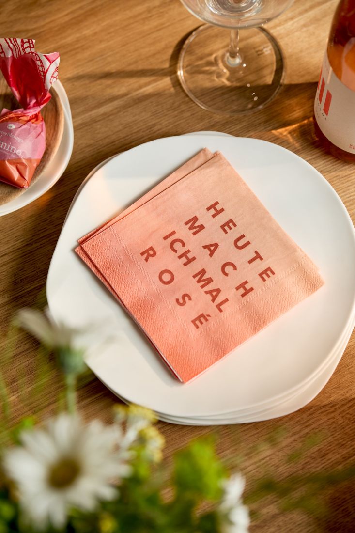 Nahaufnahme der kleinen räder Serviette Heute mach ich mal Rosé stilvoll dekoriert neben einem Weinglas