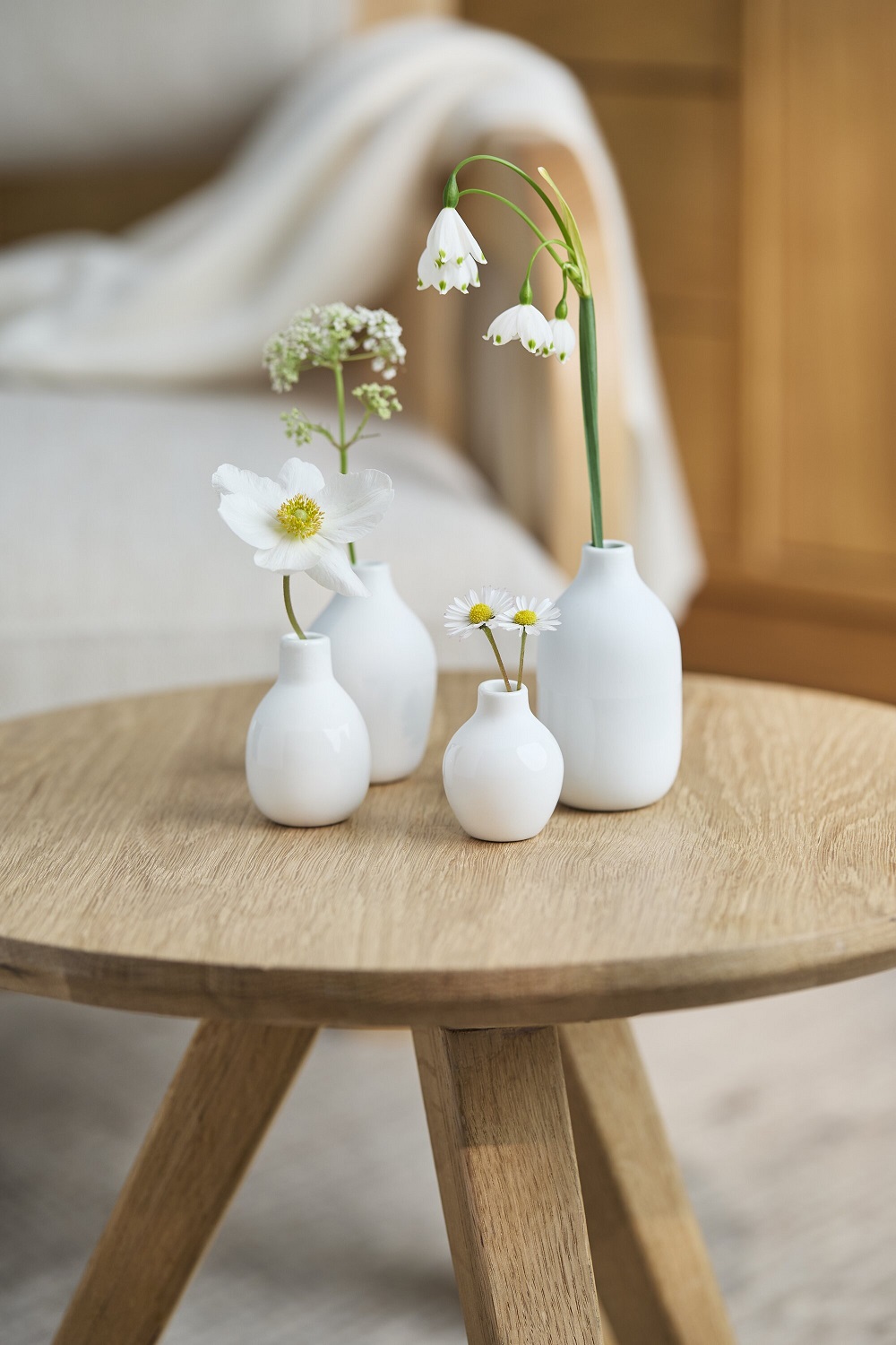 weiße vasen, vase set, keramik, holzstuhl, blumen arrangement