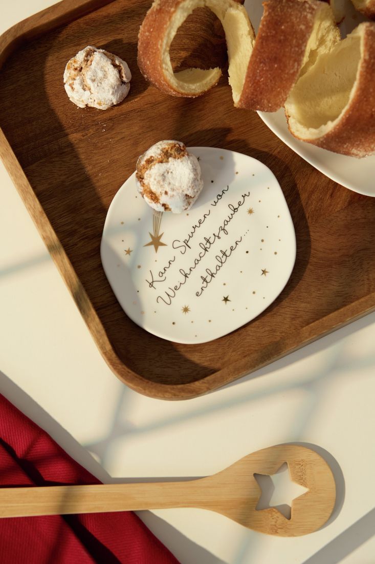 Der kleine räder Spruchteller Weihnachtszauber dekorativ mit Konfekt arrangiert auf einer Festtafel