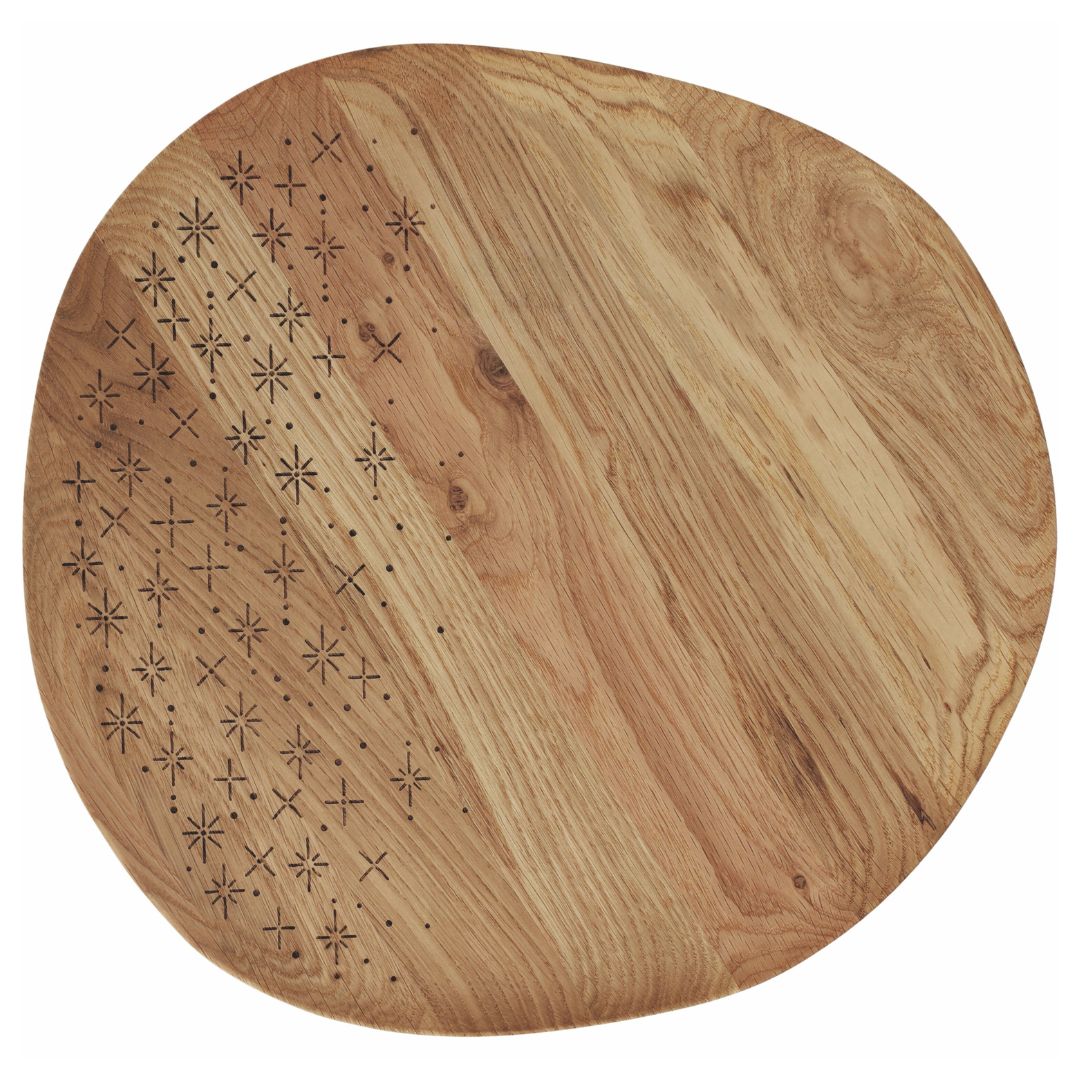 Rundes räder Holztablett aus unbehandelter Eiche mit einem fein gelaserten Sternen-Motiv